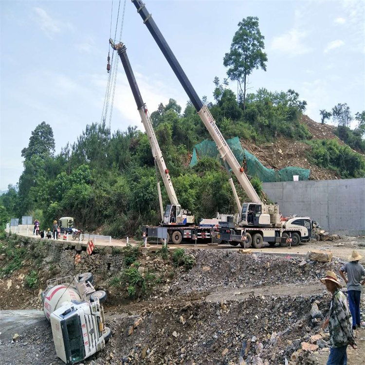 宁远汽车掉沟里叫吊车救援要多少钱